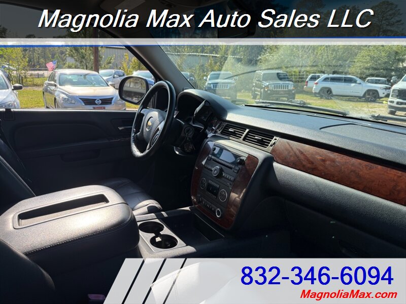 2011 Chevrolet Avalanche LT - Photo 6 - Magnolia, TX 77355