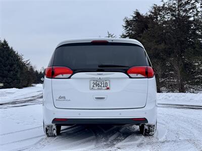 2020 Chrysler Pacifica Touring   - Photo 4 - Andover, MN 55304