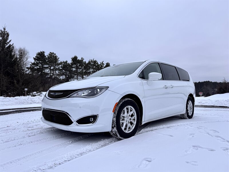 2020 Chrysler Pacifica Touring   - Photo 1 - Andover, MN 55304