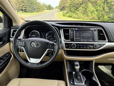 2019 Toyota Highlander XLE   - Photo 16 - Andover, MN 55304