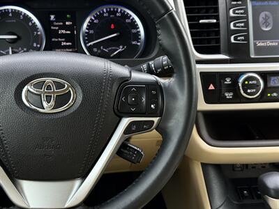 2019 Toyota Highlander XLE   - Photo 18 - Andover, MN 55304