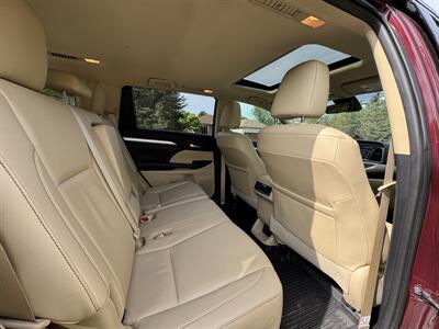 2019 Toyota Highlander XLE   - Photo 12 - Andover, MN 55304