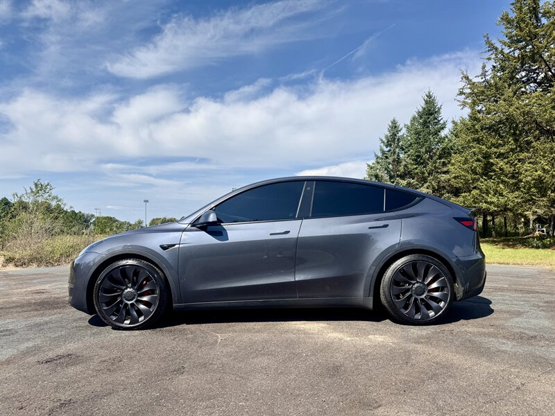 2022 Tesla Model Y Performance - Photo 2 - Andover, MN 55304