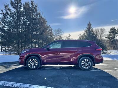 2021 Toyota Highlander XLE   - Photo 2 - Andover, MN 55304