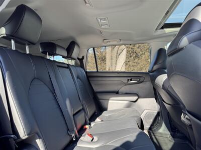 2021 Toyota Highlander XLE   - Photo 11 - Andover, MN 55304