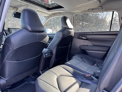 2021 Toyota Highlander XLE   - Photo 8 - Andover, MN 55304