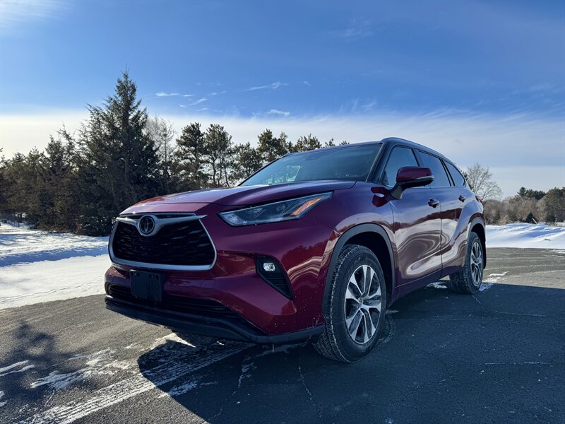 2021 Toyota Highlander XLE   - Photo 1 - Andover, MN 55304