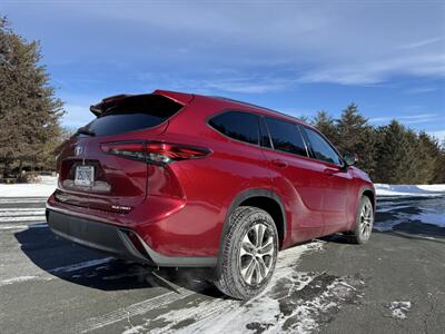 2021 Toyota Highlander XLE   - Photo 4 - Andover, MN 55304