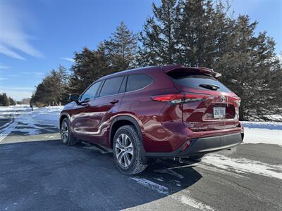 2021 Toyota Highlander XLE   - Photo 3 - Andover, MN 55304