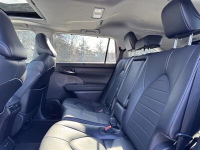 2021 Toyota Highlander XLE   - Photo 9 - Andover, MN 55304