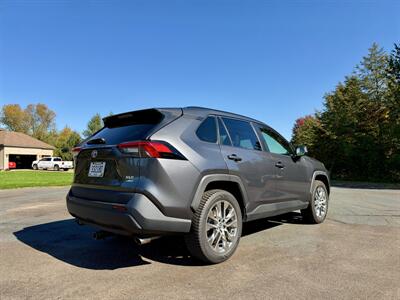 2020 Toyota RAV4 XLE Premium - Photo 6 - Andover, MN 55304