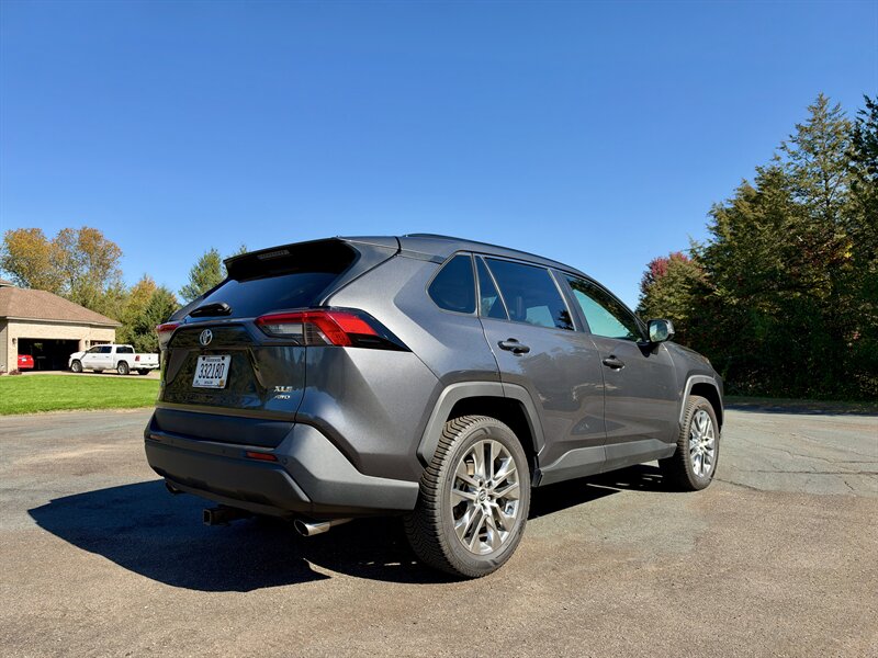 2020 Toyota RAV4 XLE Premium - Photo 6 - Andover, MN 55304