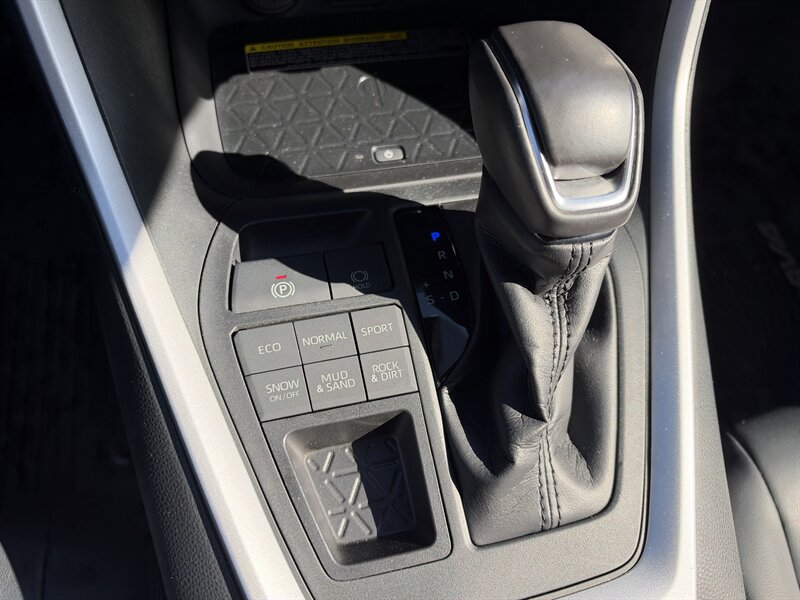 2020 Toyota RAV4 XLE Premium - Photo 23 - Andover, MN 55304