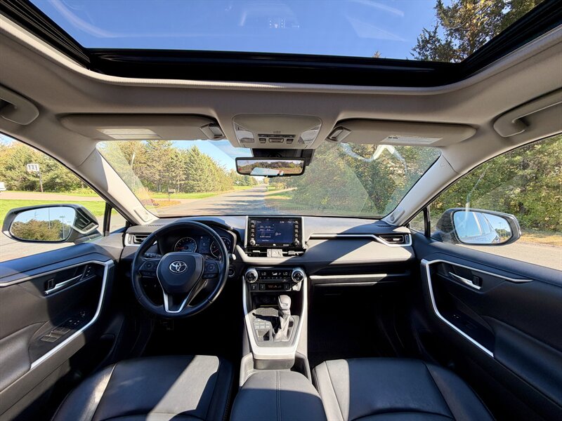 2020 Toyota RAV4 XLE Premium - Photo 16 - Andover, MN 55304