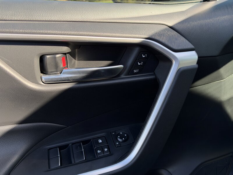 2020 Toyota RAV4 XLE Premium - Photo 27 - Andover, MN 55304