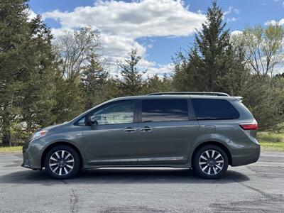 2018 Toyota Sienna XLE 7-Passenger   - Photo 2 - Andover, MN 55304