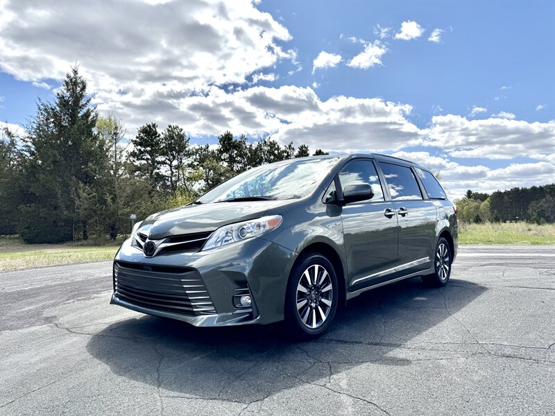 2018 Toyota Sienna XLE 7-Passenger   - Photo 1 - Andover, MN 55304