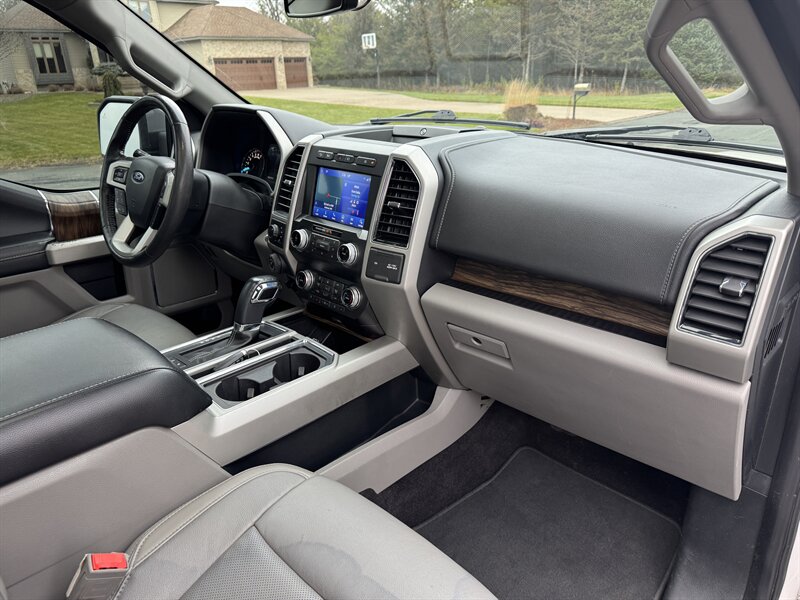 2019 Ford F-150 Lariat - Photo 18 - Andover, MN 55304