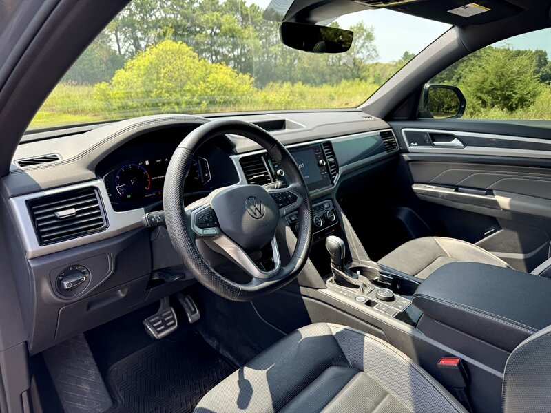 2021 Volkswagen Atlas Cross Sport V6 SEL Premium R-Line 4Motion - Photo 11 - Andover, MN 55304