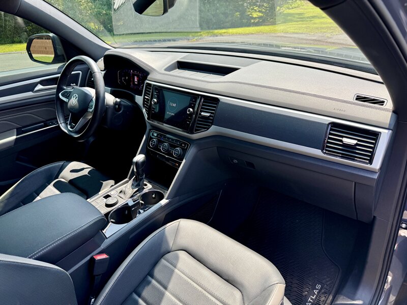 2021 Volkswagen Atlas Cross Sport V6 SEL Premium R-Line 4Motion - Photo 17 - Andover, MN 55304
