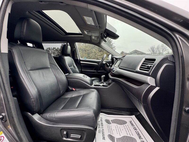 2018 Toyota Highlander XLE   - Photo 18 - Andover, MN 55304