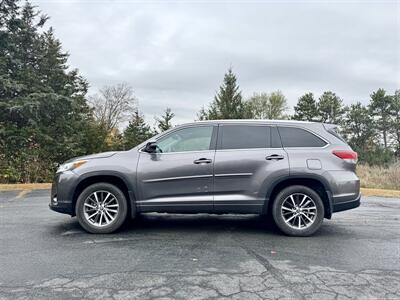 2018 Toyota Highlander XLE   - Photo 2 - Andover, MN 55304