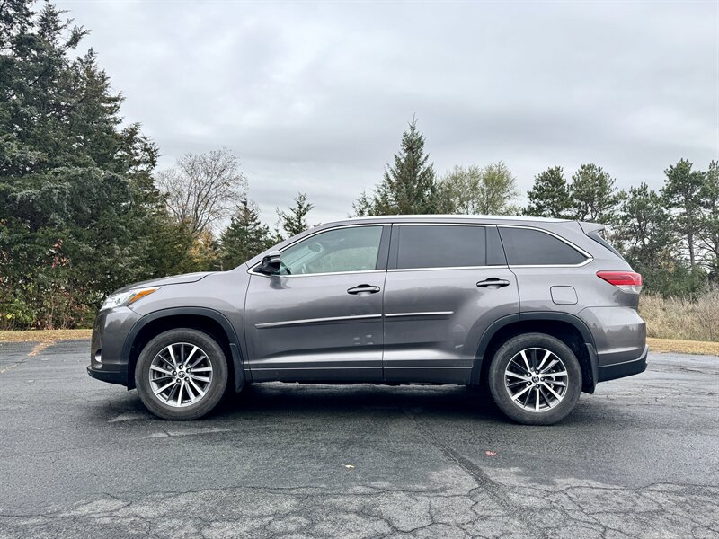 2018 Toyota Highlander XLE   - Photo 2 - Andover, MN 55304