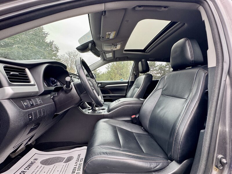 2018 Toyota Highlander XLE   - Photo 11 - Andover, MN 55304