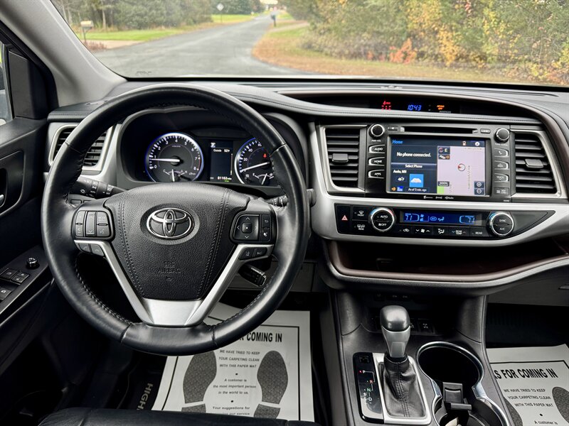 2018 Toyota Highlander XLE   - Photo 20 - Andover, MN 55304