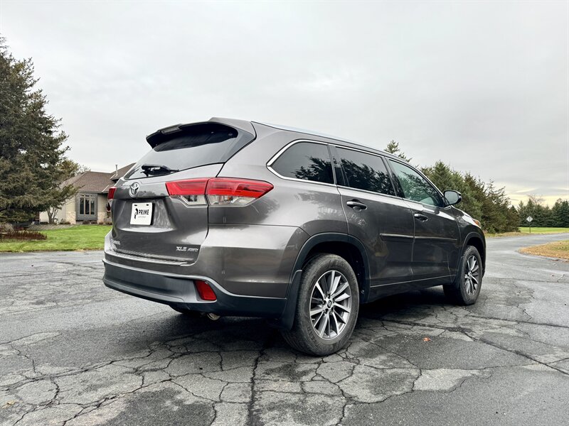 2018 Toyota Highlander XLE   - Photo 7 - Andover, MN 55304