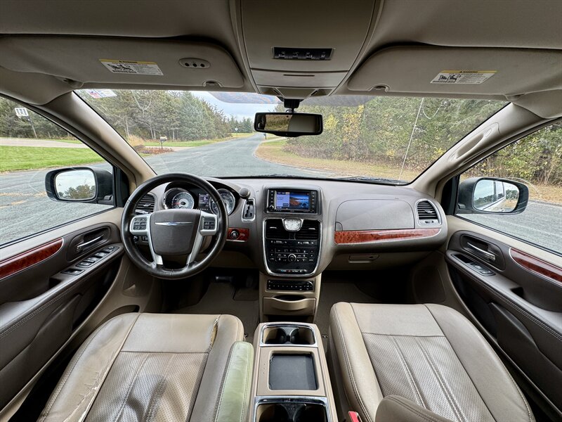 2013 Chrysler Town & Country Touring-L - Photo 20 - Andover, MN 55304