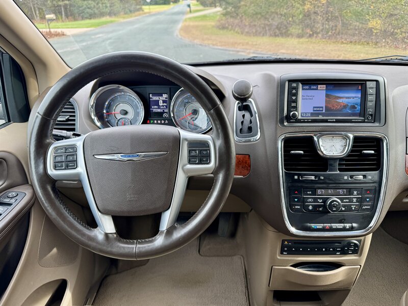 2013 Chrysler Town & Country Touring-L - Photo 21 - Andover, MN 55304