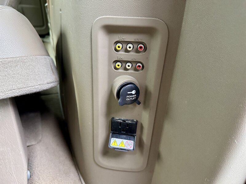 2013 Chrysler Town & Country Touring-L - Photo 13 - Andover, MN 55304