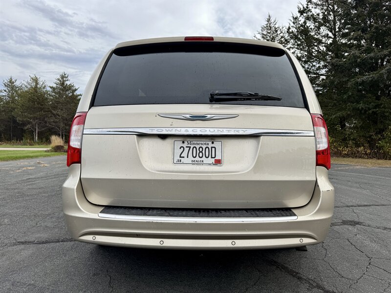 2013 Chrysler Town & Country Touring-L - Photo 4 - Andover, MN 55304