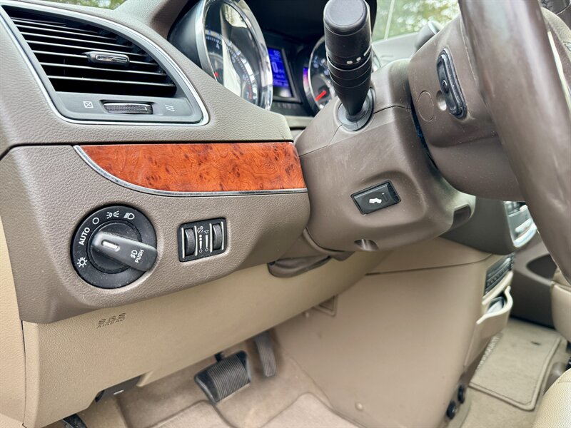 2013 Chrysler Town & Country Touring-L - Photo 10 - Andover, MN 55304