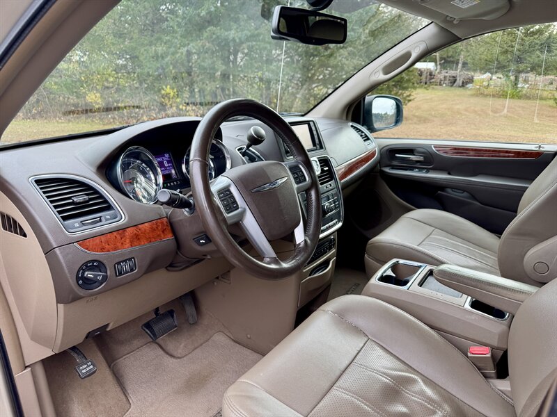 2013 Chrysler Town & Country Touring-L - Photo 8 - Andover, MN 55304