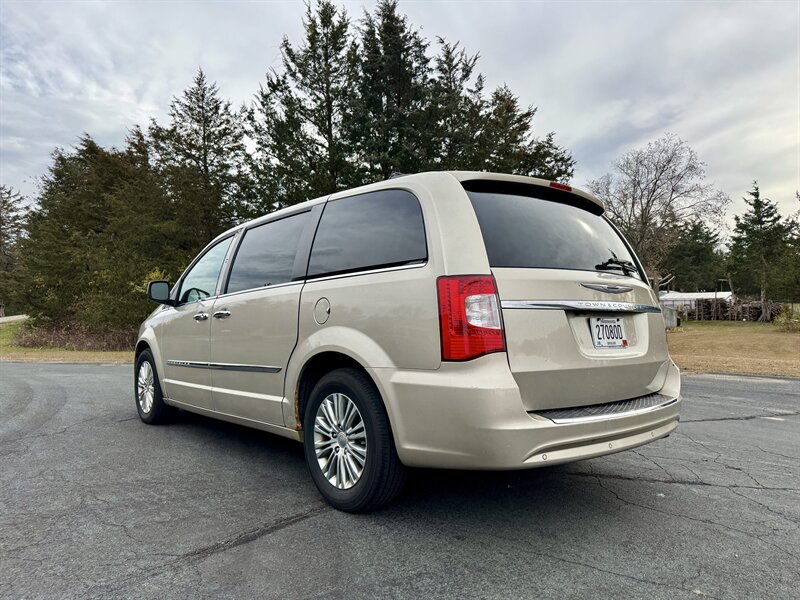 2013 Chrysler Town & Country Touring-L - Photo 3 - Andover, MN 55304