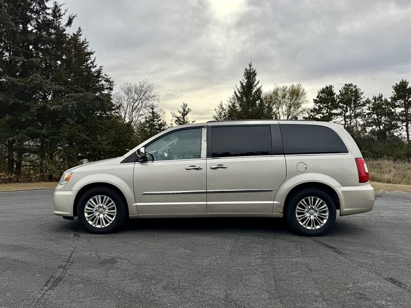 2013 Chrysler Town & Country Touring-L - Photo 2 - Andover, MN 55304