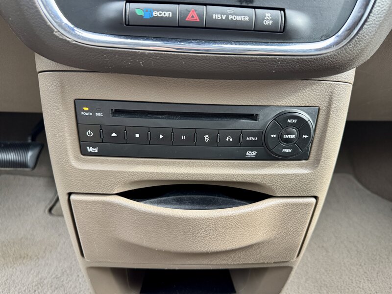 2013 Chrysler Town & Country Touring-L - Photo 27 - Andover, MN 55304