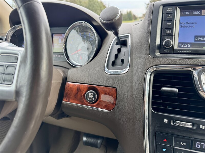 2013 Chrysler Town & Country Touring-L - Photo 24 - Andover, MN 55304