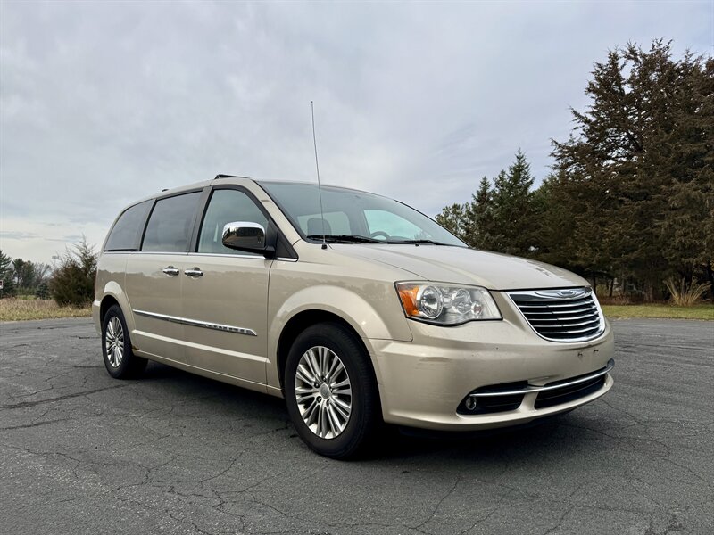 2013 Chrysler Town & Country Touring-L - Photo 6 - Andover, MN 55304