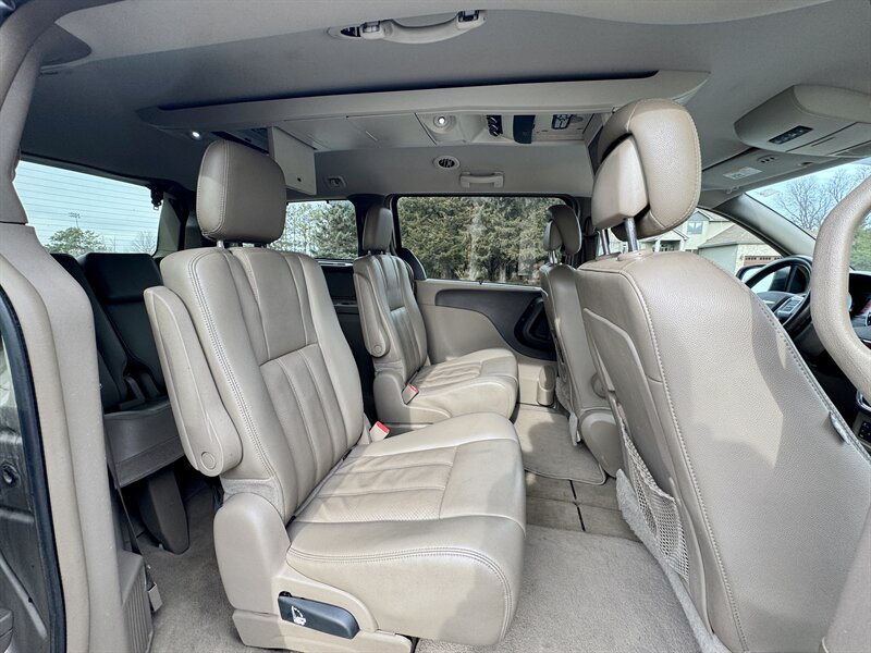 2013 Chrysler Town & Country Touring-L - Photo 16 - Andover, MN 55304