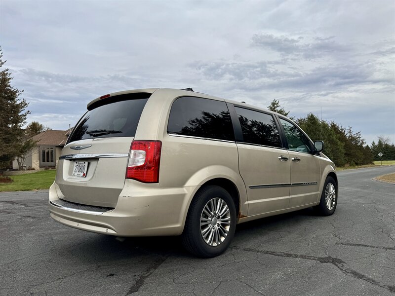 2013 Chrysler Town & Country Touring-L - Photo 5 - Andover, MN 55304