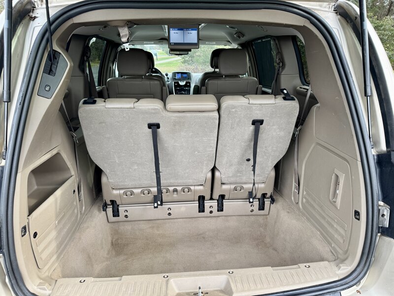 2013 Chrysler Town & Country Touring-L - Photo 14 - Andover, MN 55304