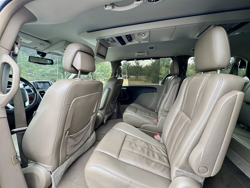 2013 Chrysler Town & Country Touring-L - Photo 11 - Andover, MN 55304