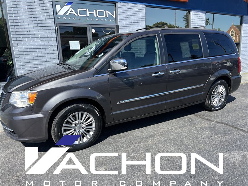 2016 Chrysler Town & Country Touring-L Anniversary Edition   - Photo 1 - Attleboro, MA 02703