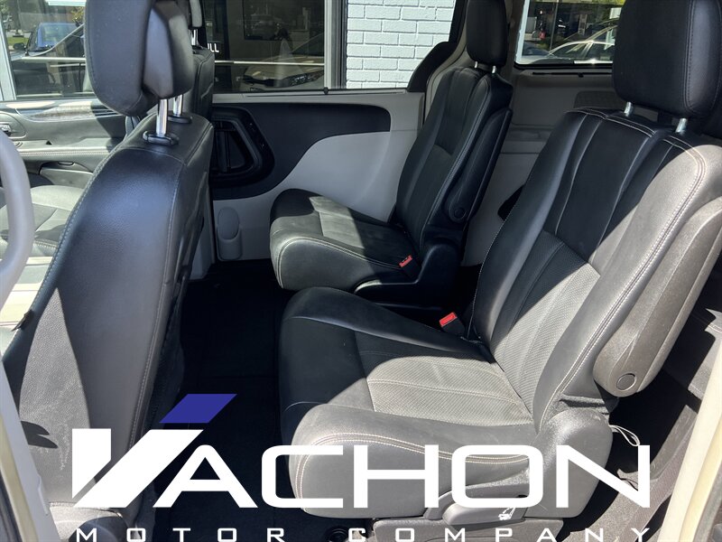 2016 Chrysler Town & Country Touring-L Anniversary Edition - Photo 11 - Attleboro, MA 02703