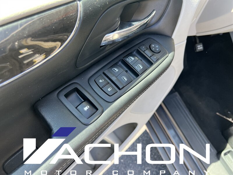 2016 Chrysler Town & Country Touring-L Anniversary Edition - Photo 8 - Attleboro, MA 02703