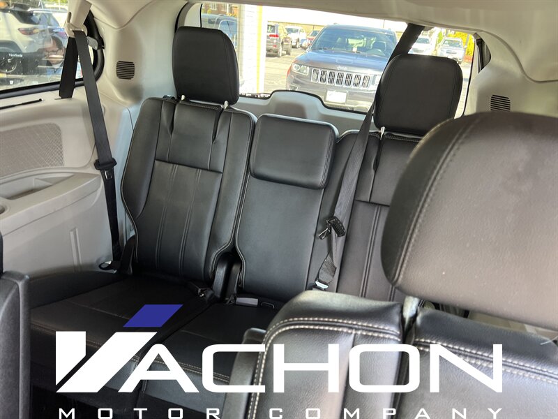 2016 Chrysler Town & Country Touring-L Anniversary Edition - Photo 12 - Attleboro, MA 02703