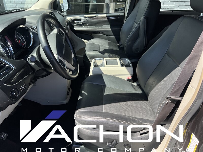 2016 Chrysler Town & Country Touring-L Anniversary Edition - Photo 9 - Attleboro, MA 02703